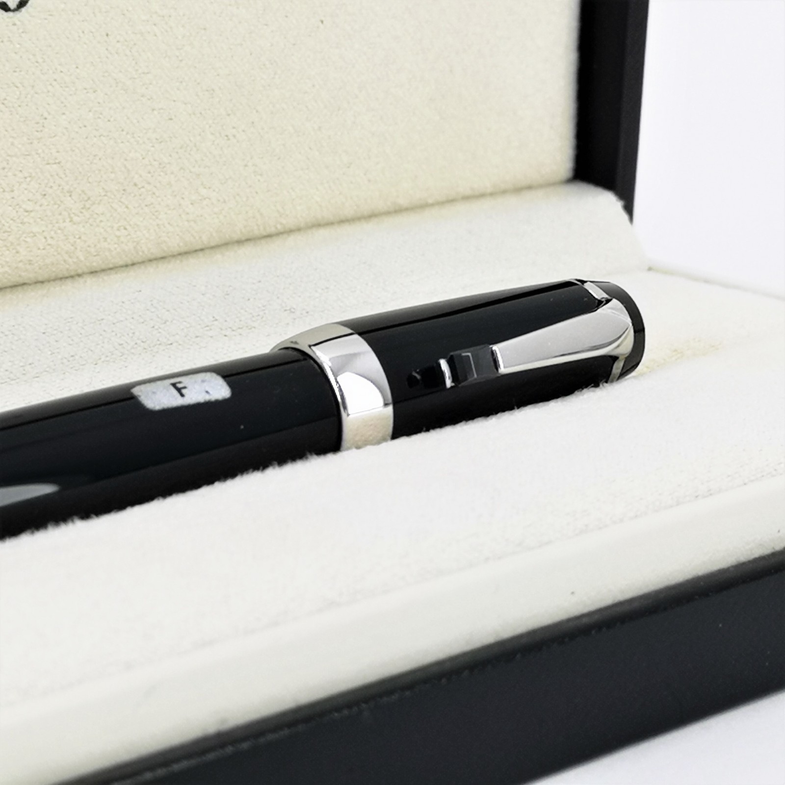 Estilográfica MONTBLANC Bohème Noir Platinum plumín retráctil con