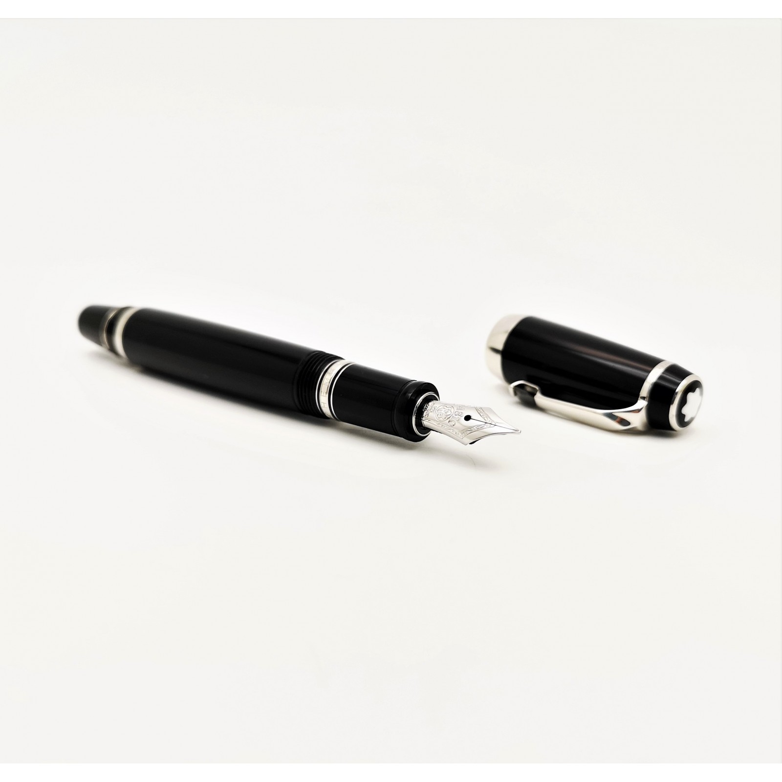 Estilográfica MONTBLANC Bohème Noir Platinum plumín retráctil con estuche