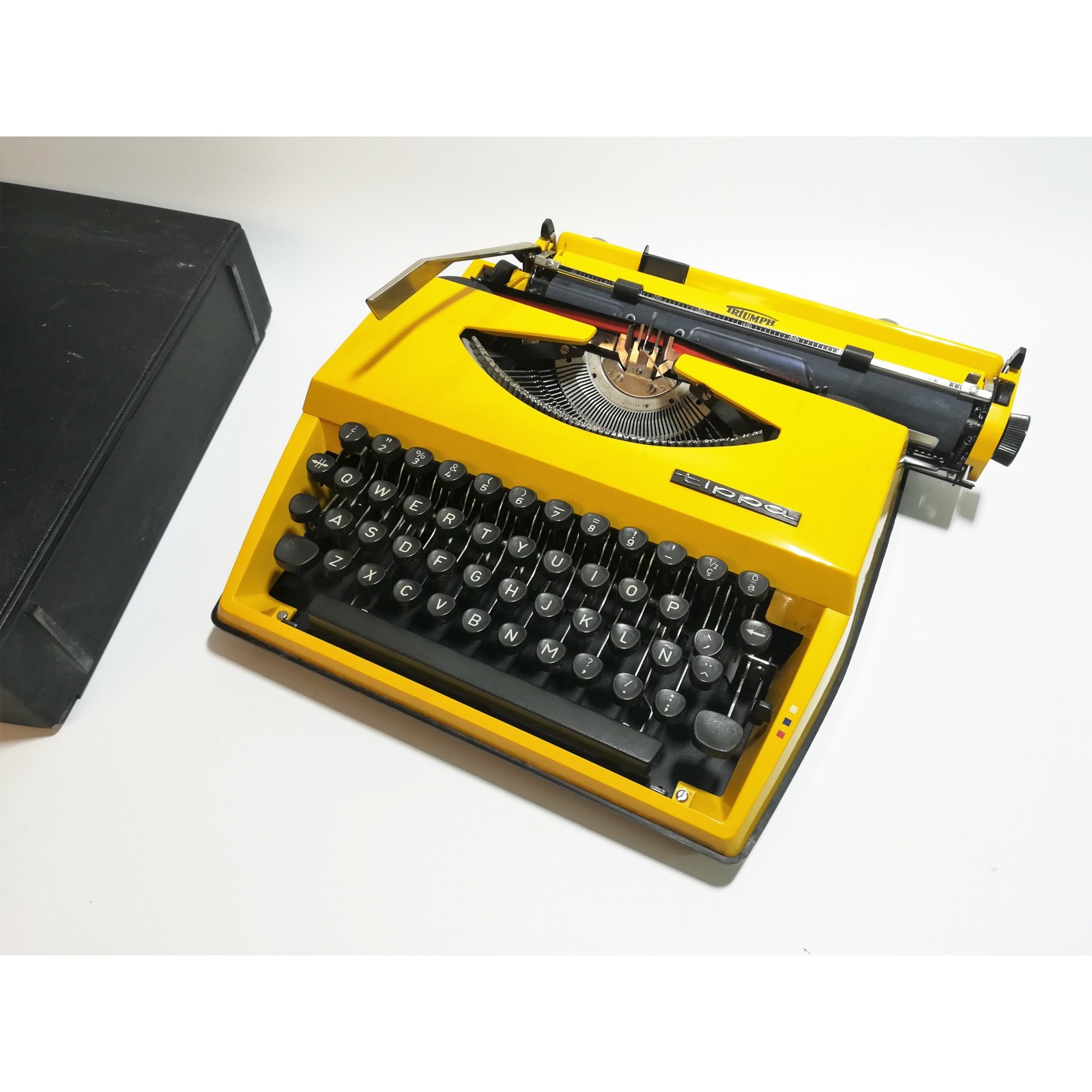 Máquina de Escribir TRIUMPH Tippa made in Holland de 1960'S con funda
