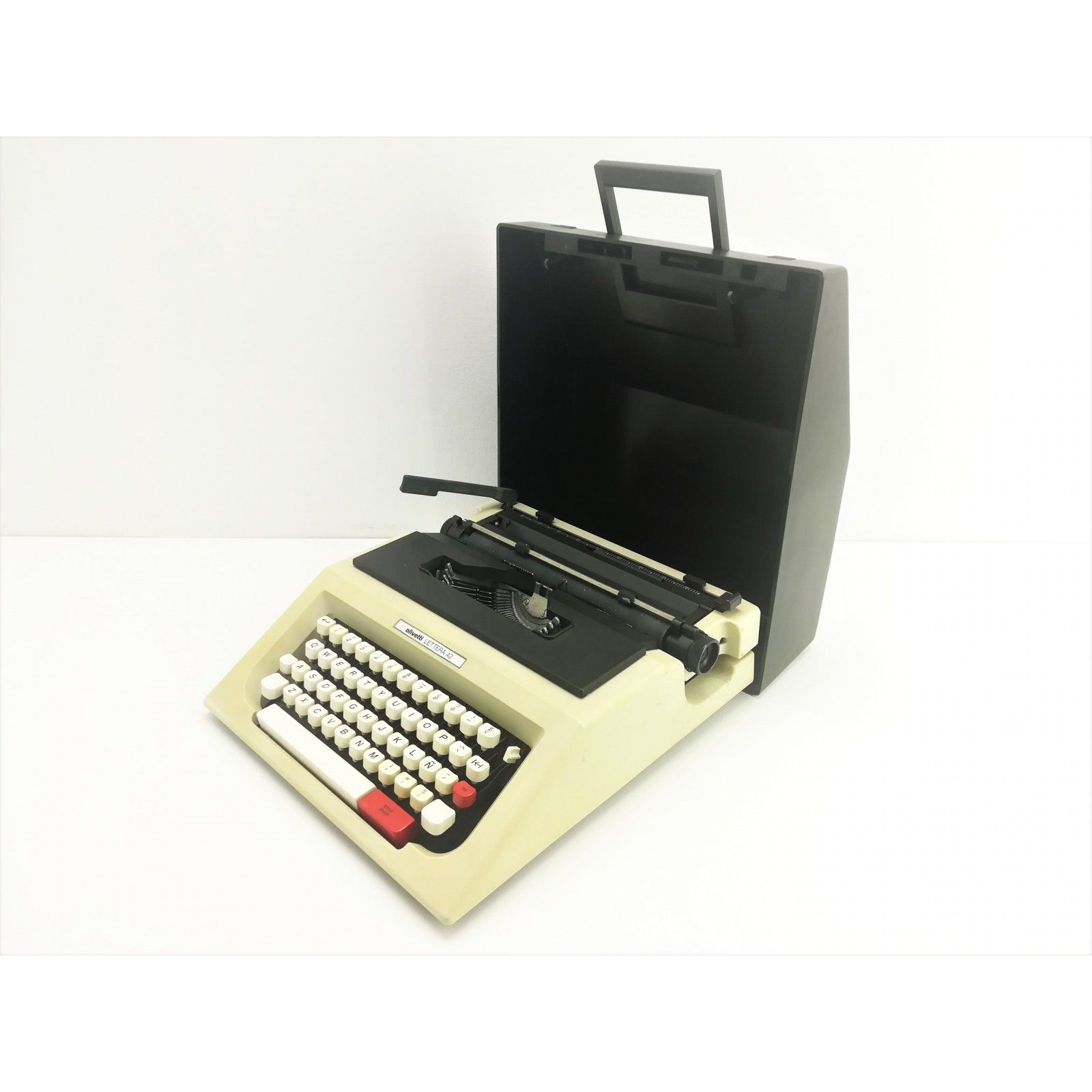Máquina de escribir OLIVETTI Lettera 42 años 80's de segunda mano