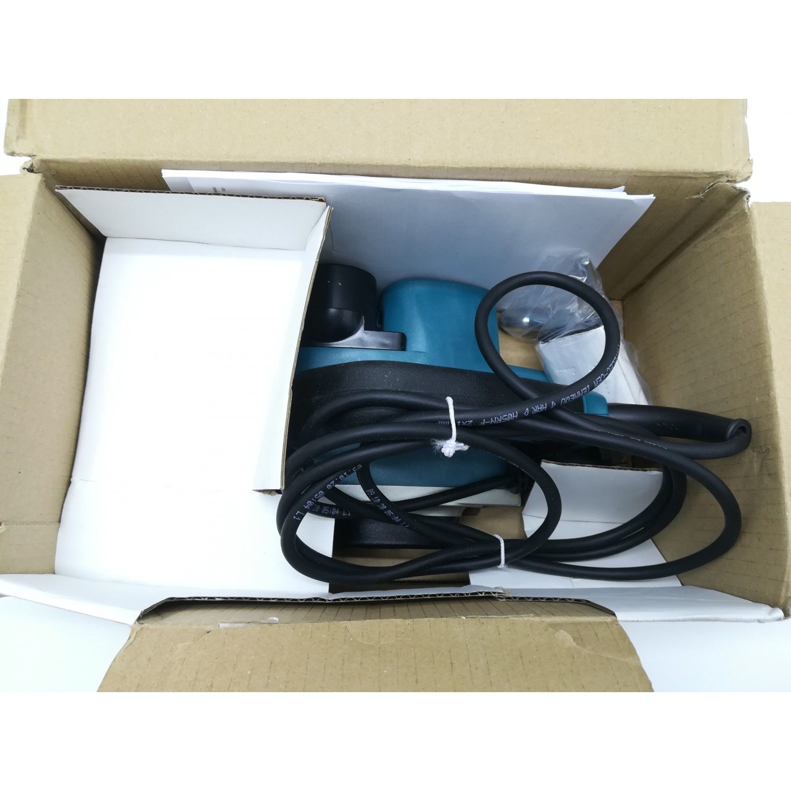Makita KP0800 Rindea Electrica 230 V | 620 W | Latime 82 Mm | Adancime 0 - 2,5 Mm | In Cutie De Carton Original P101000335