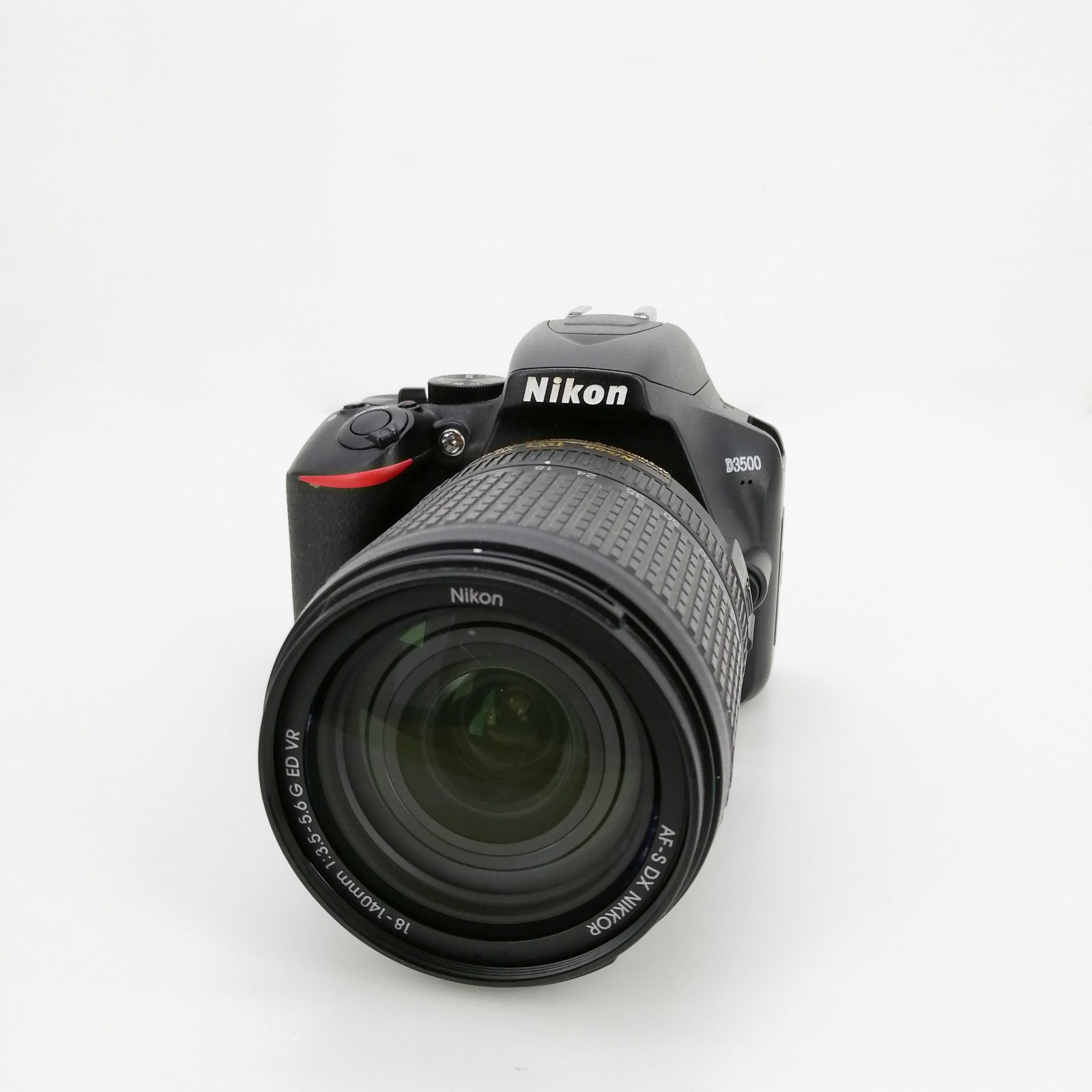 Cámara digital réflex Nikon D3500  con objetivo Nikon DX VR 18-140mm  G ED de segunda mano