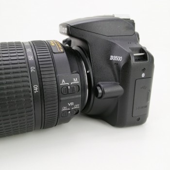 Cámara digital réflex Nikon D3500  con objetivo Nikon DX VR 18-140mm  G ED de segunda mano