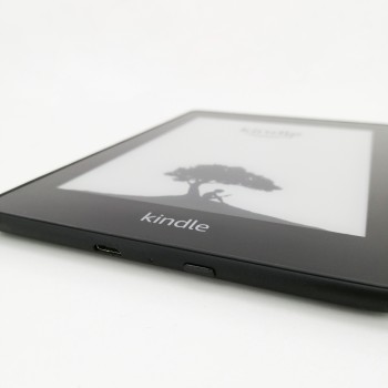 Libro electrónico Kindle con funda y cargador de segunda mano por